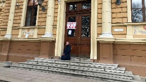 Direktor između škole i crkve
